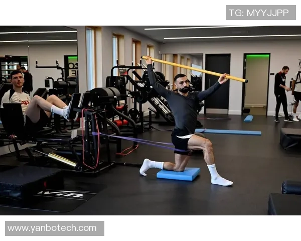 足球明星热身准备活动揭秘提升竞技状态的秘密训练技巧与心理调适方法